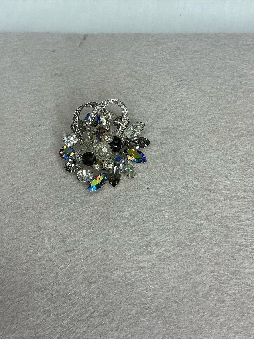 2262 -Mid-Century 1970-1980 Avon Aurora Borealis and Clear Crystal Floral Brooch - Picture 7 of 16